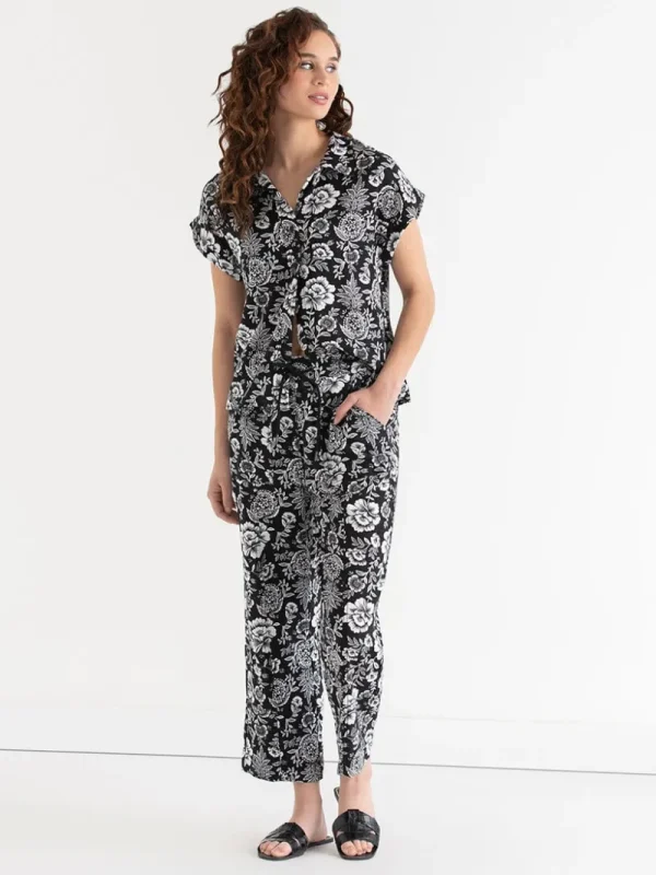 Ricki's Tees & Tanks*Classic Fit Linen Button Up Top