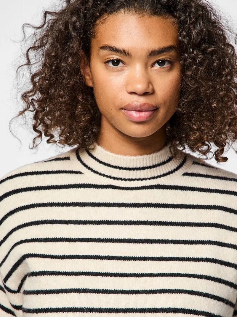 penna_high_neck_knit_swea_2.webp Ricki's Sweaters & Cardigans*Penna High Neck Knit Sweater | PIECES