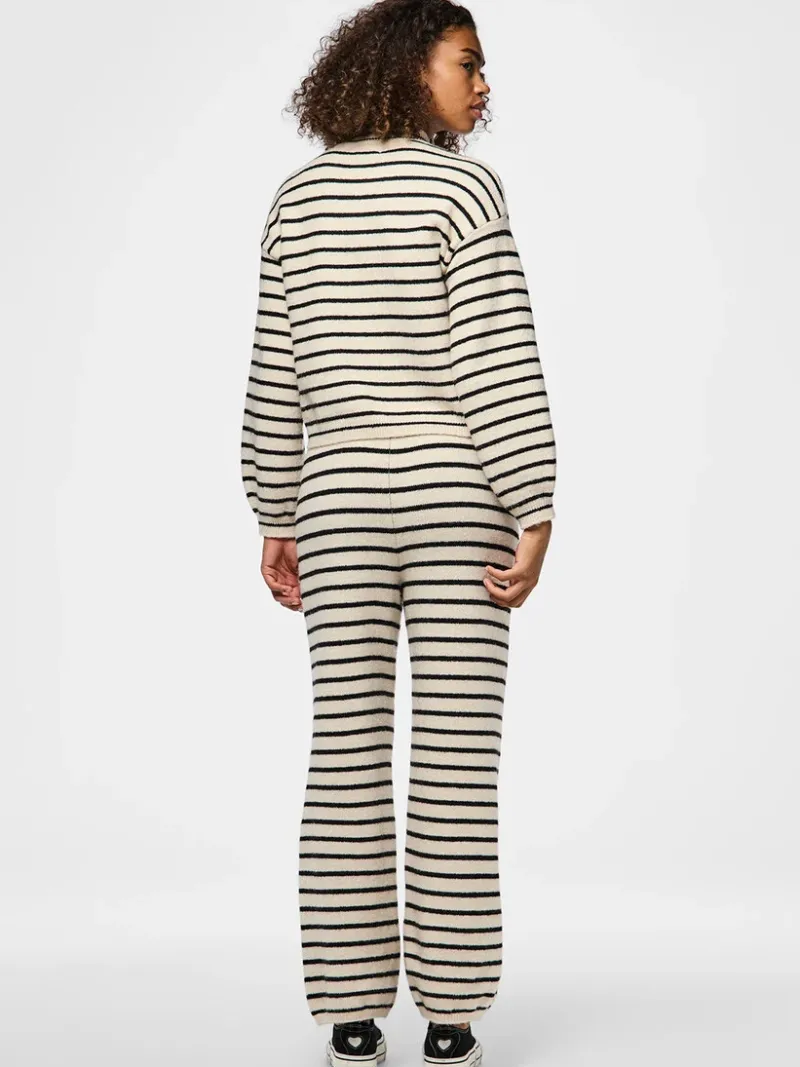 penna_high_neck_knit_swea_3.webp Ricki's Sweaters & Cardigans*Penna High Neck Knit Sweater | PIECES